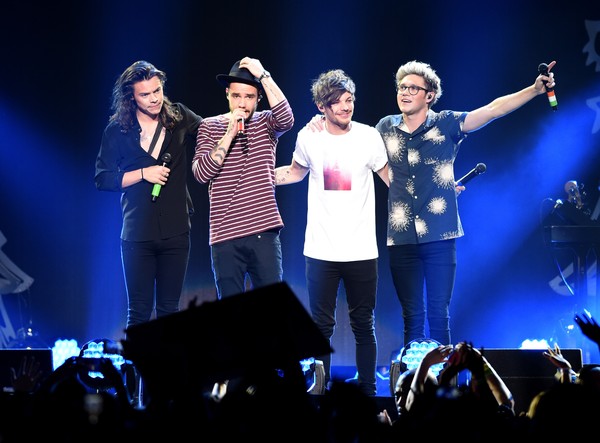 Potret kelima anggota One Direction tersenyum di atas karpet merah acara penghargaan musik