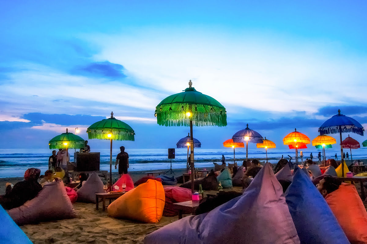 Aktivitas selancar di Pantai Kuta