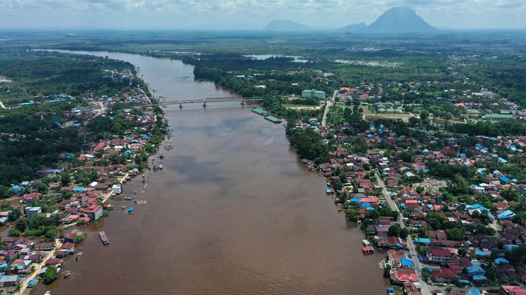 Keindahan alam Sungai Kapuas yang megah dan mengalir, melintasi hutan hujan Kalimantan Barat