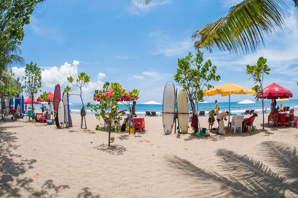 Pemandangan indah Pantai Kuta dengan pasir putihnya 