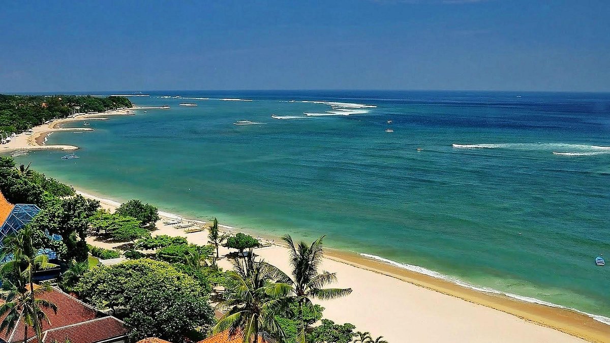 uasana santai di Pantai Kuta dengan pemandangan matahari terbenam yang memukau di ufuk barat