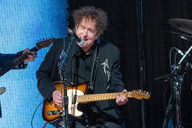 bob-dylan-sang-legenda-musik-yang-mengubah-budaya 