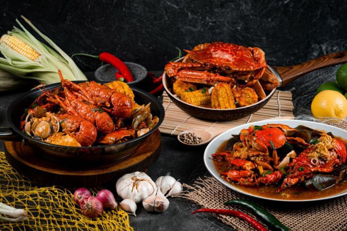 Lobster kuah pedas dengan warna merah menyala, disajikan dengan kuah gurih berempah yang menggugah selera