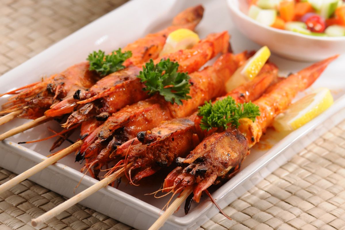 Udang bakar pedas yang juicy dan gurih, sempurna disajikan dengan nasi hangat dan lalapan