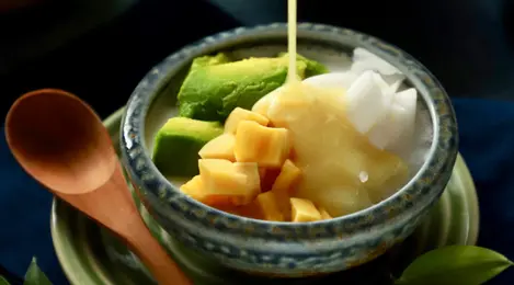 Semangkuk es teler durian segar dengan campuran durian, alpukat, kelapa muda, dan sirup gula merah