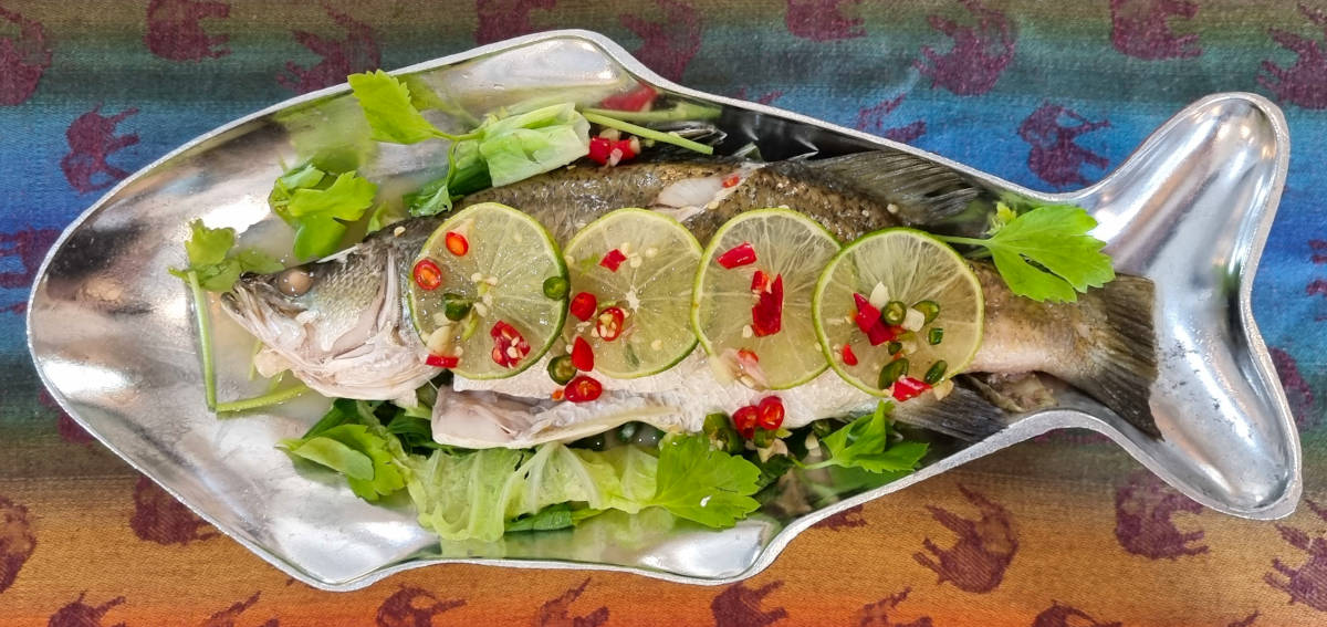 Pla Kapong Neung, ikan kakap kukus khas Thailand dengan bumbu segar