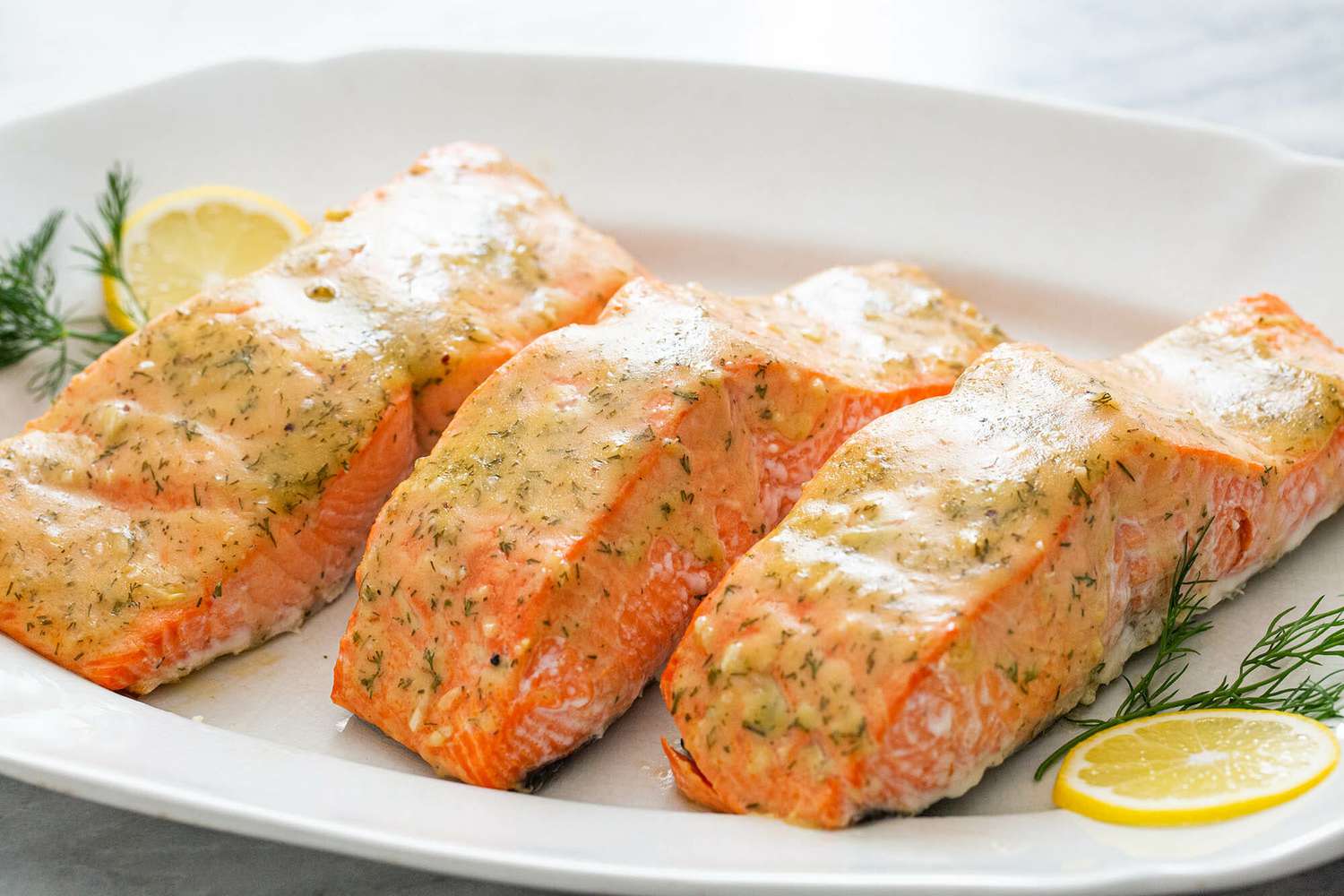 Hidangan salmon saus mustard yang elegan, dilengkapi dengan mashed potato