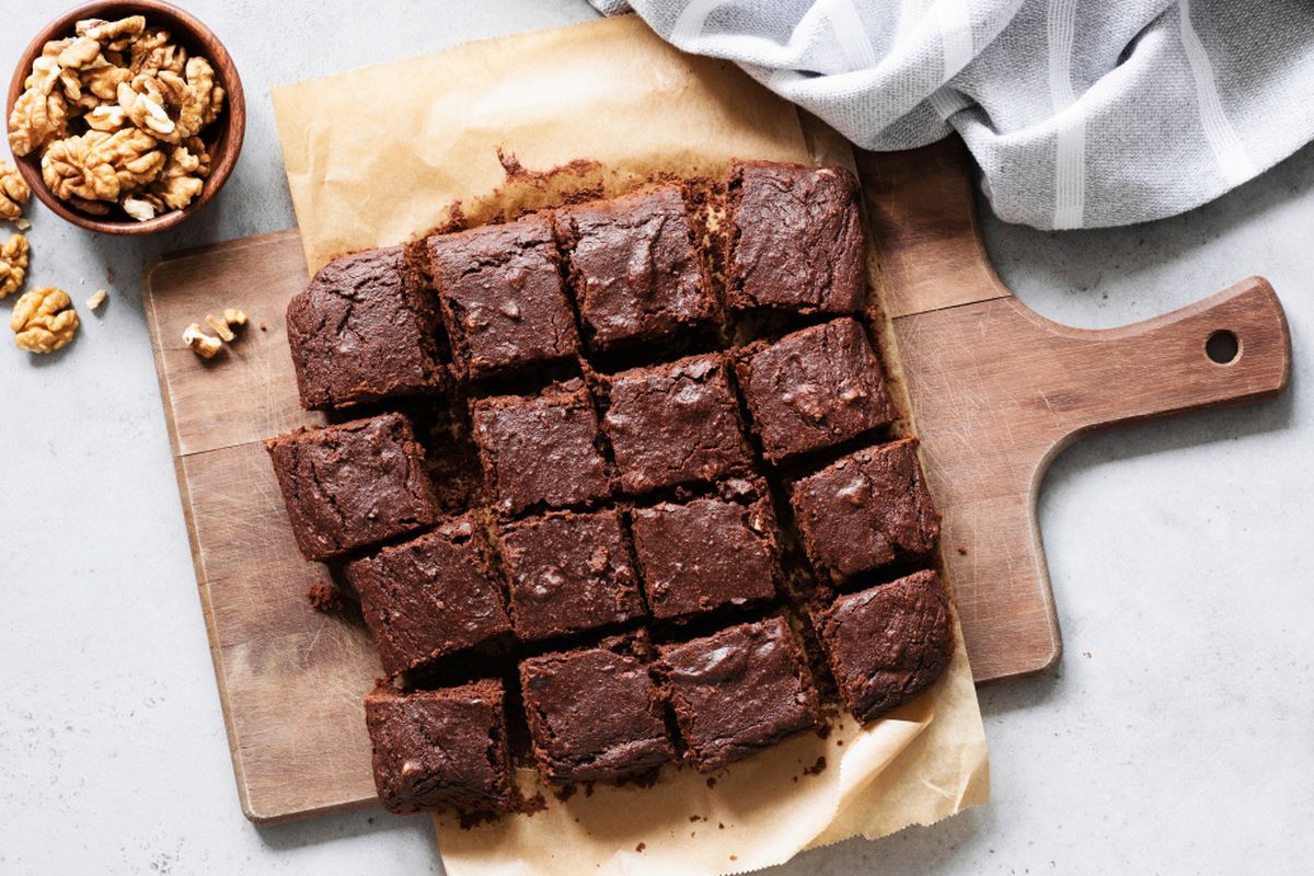 Sepotong brownies ubi coklat yang lembut dan fudgy, dipadukan dengan dark chocolate dan manis alami dari ubi untuk rasa yang kaya dan menggugah selera