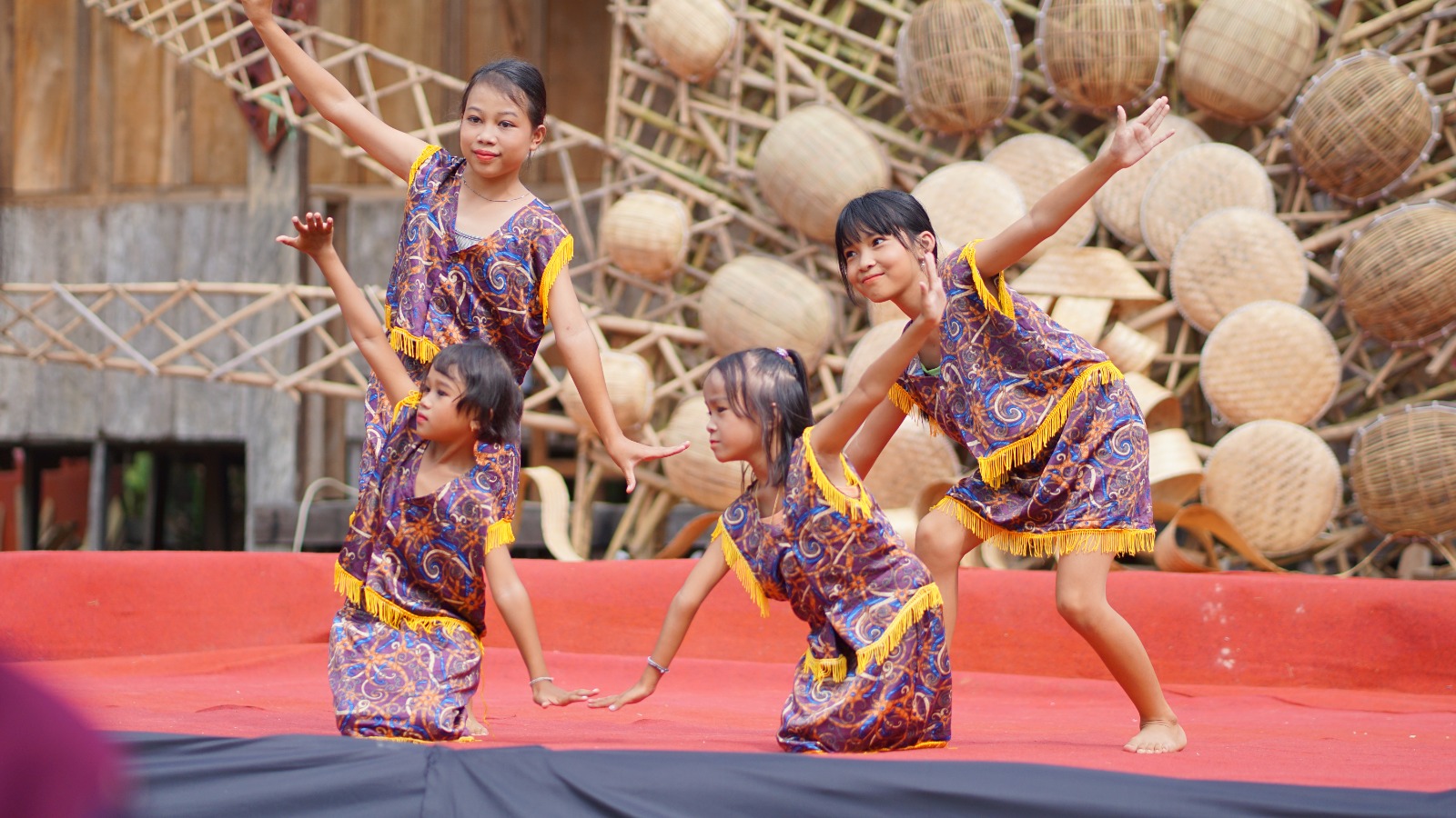 Keunikan Budaya Dayak Deah