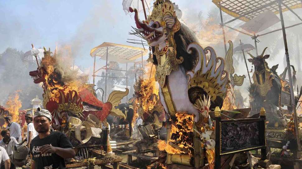 Akar Tradisi upacara Ngaben dan Filosofi Pelepasan Jiwa