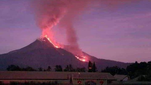 Gunung Lewotobi Meletus