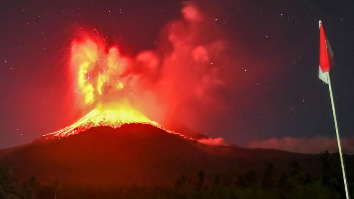 Gunung Lewotobi Meletus